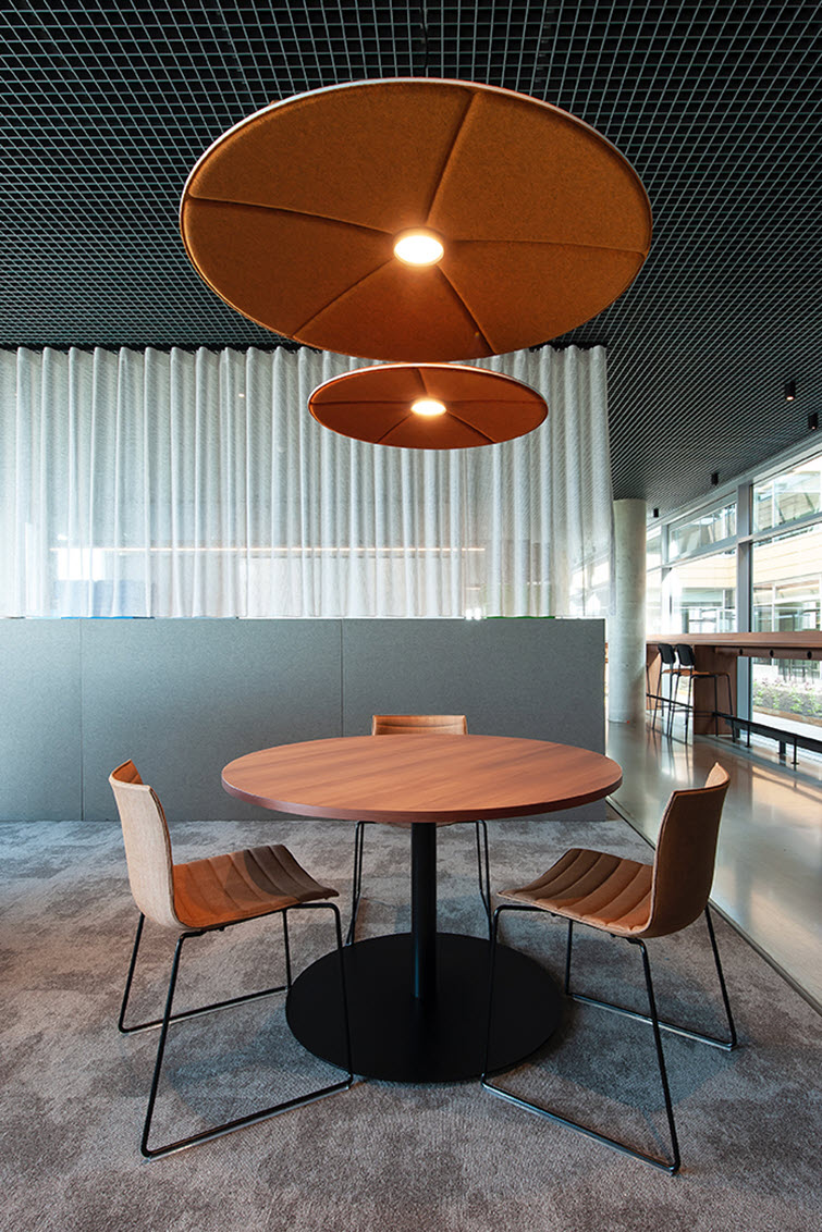 Table top with Italian walnut finish – a walnut variant with a reddish accent